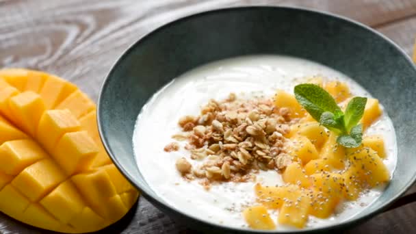 Yogur Con Mango Granola Tazón Para Desayuno Saludable Vista Cerca — Vídeos de Stock