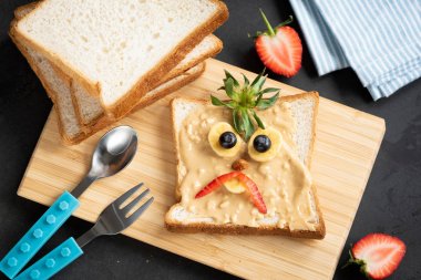 Çocuklar için fıstık ezmesi tost
