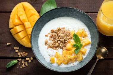 Mango ve granola ile kahvaltıyoğurt kase