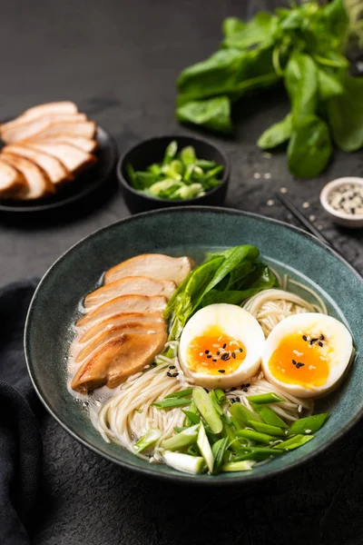 Sup mi ramen Jepang dengan ayam — Stok Foto