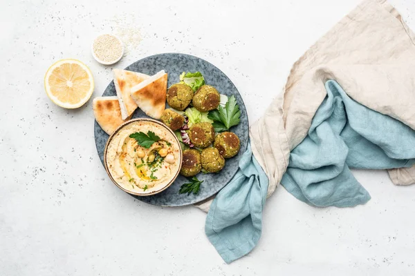 Falafel, hummus y pan de pita — Foto de Stock