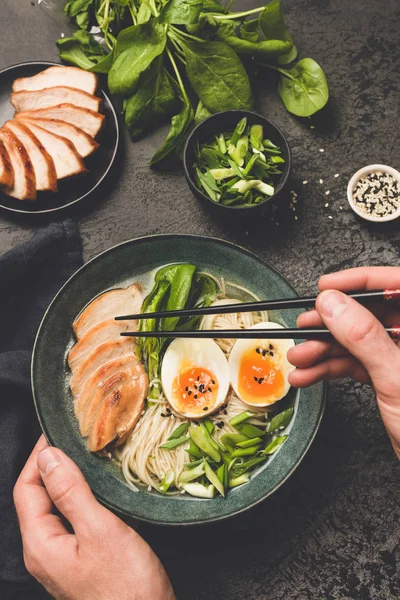 Вживання японського супу з локшиною рамен — стокове фото