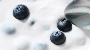 Yaban mersini closeup görünümü ile yoğurt kaşık