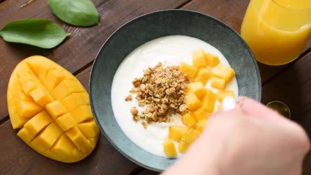 Aggiungere Semi Chia Alla Ciotola Dello Yogurt Con Mango Muesli — Video Stock