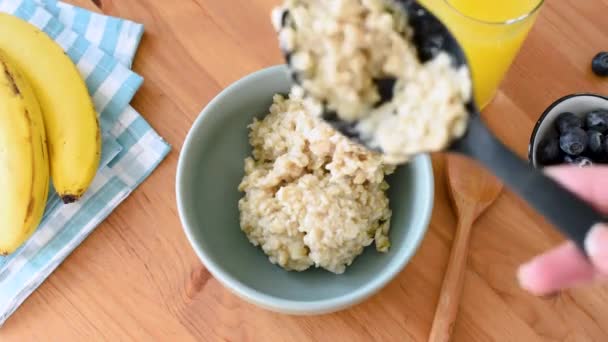 Mujer Prepara Desayuno Saludable Para Los Niños Gachas Avena Con — Vídeos de Stock