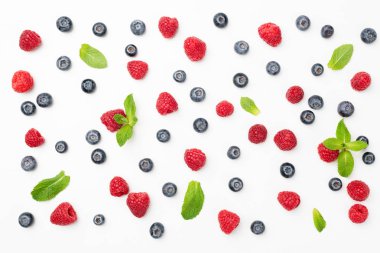 Taze yaz meyveleri düz yatıyordu