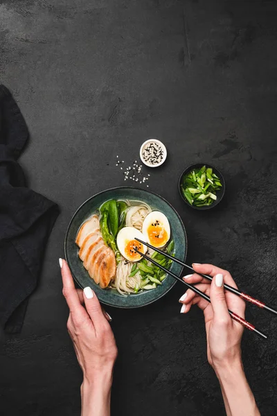 Makan sup ramen dengan ayam dan telur — Stok Foto