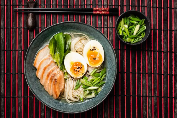 Tavuk ve yumurta ile Ramen şehriye çorbası