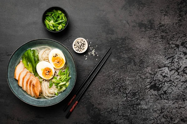 Ramen dengan ayam dan telur — Stok Foto