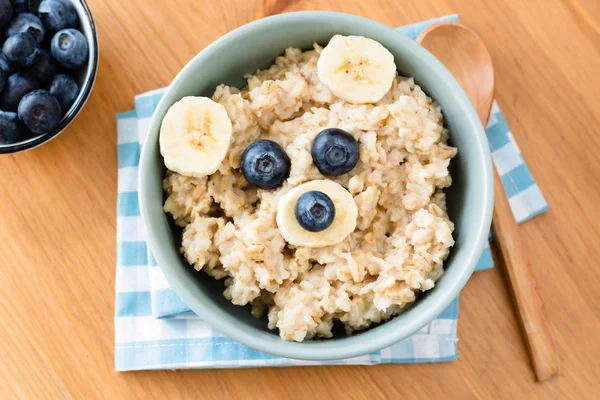 Porridge di farina d'avena con divertente faccia animale — Foto Stock