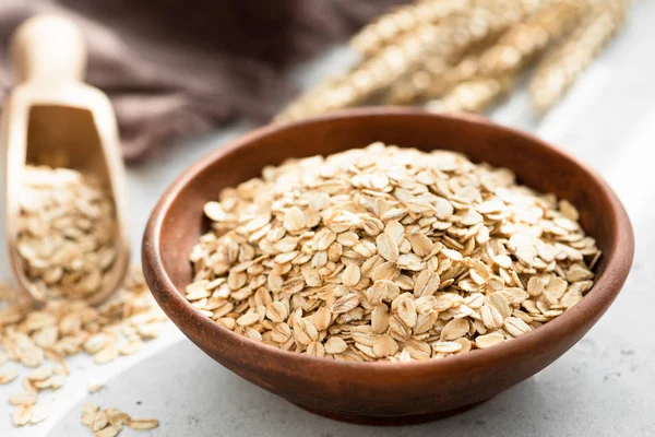 Copos de avena en tazón —  Fotos de Stock