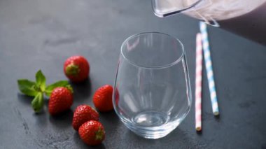 Dökme Çilek Yoğurt Smoothie Veya Milkshake Cam