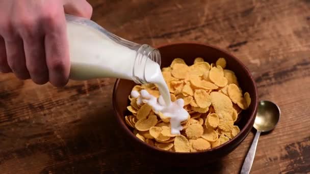 Milch Schüssel Mit Corflakes Gießen Holztischhintergrund Frühstückskonzept — Stockvideo