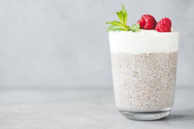 Yoğurt ve ahududulu Chia pudingi.