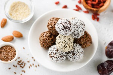 Tohumlu çikolata proteini enerji topları