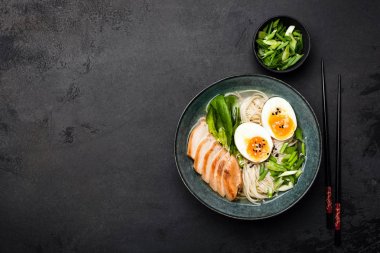 Tavuk ile Asya ramen şehriye çorbası