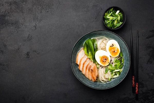 Sup ramen Asia dengan ayam — Stok Foto