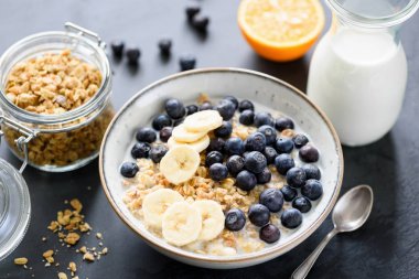 Yaban mersini ve muz ile granola Kase