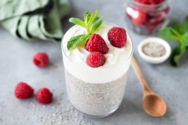 Ahududu ve Yoğurt ile Vejetaryen Chia Puding