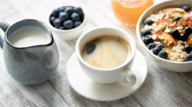 Beyaz rustik ahşap masada espresso kahve buharda fincan. Sağlıklı kahvaltı konsepti