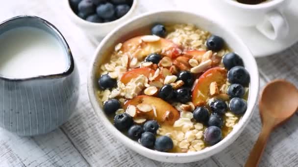 Muesli Lub Granola Sokiem Jagodami Misce Filiżankę Czarnej Kawy Dzbanek — Wideo stockowe