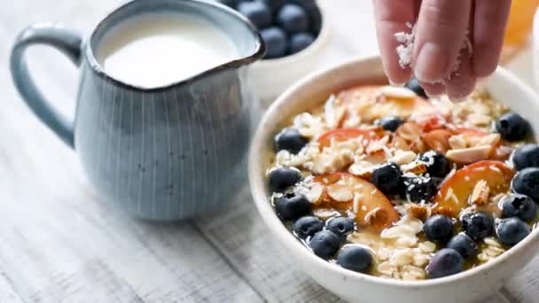 Avena Desayuno Gachas Con Copos Coco Frutas Mujer Mano Adición — Vídeo de stock