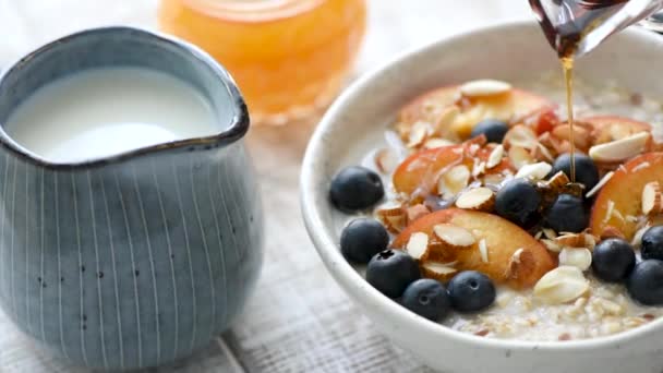 Despeje Xarope Bordo Mingau Cereal Café Manhã Com Frutas Nozes — Vídeo de Stock