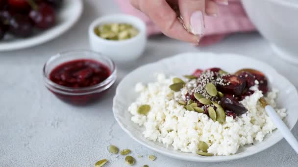 Vrouw Hand Toe Voegen Chia Zaden Aan Cottage Kaas Bowl — Stockvideo