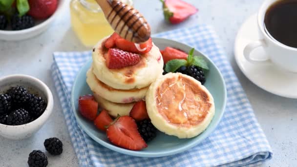 Slow Motion Honey Dipper Hälla Honung Över Stacken Pannkakor Utsökt — Stockvideo