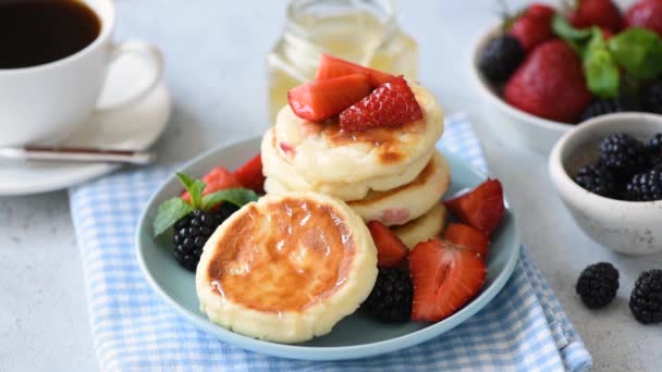 Honing Gieten Cottage Kaas Pannenkoeken Lekker Gezond Ontbijt Bereiden — Stockvideo