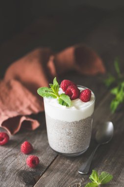 Cam ahududu ile Chia puding