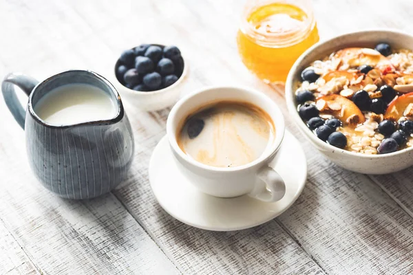 Φλιτζάνι καφέ εσπρέσο και πρωινό φαγητό — Φωτογραφία Αρχείου