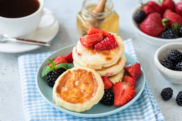 Panqueques de requesón con fresas y miel —  Fotos de Stock