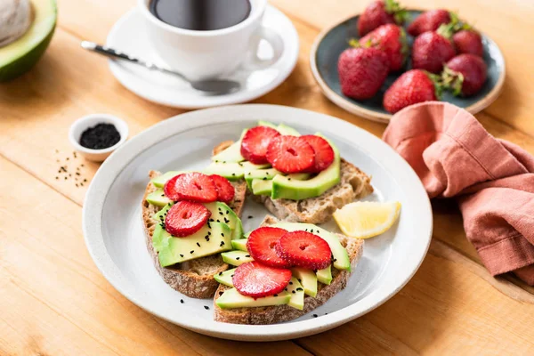 Žitný toast s avokádem a jahodovým — Stock fotografie