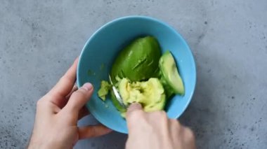 Top View Timelapse Eller Avokado Sos Guacamole yapma. Kasede Avokado Püresi. Sağlıklı Beslenme Ve Yaşam Tarzı Kavramı