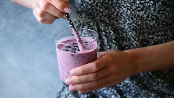 Blaubeerjoghurt Smoothie Glas Mädchenhände Halten Beeren Smoothie Mit Trinkhalm — Stockvideo