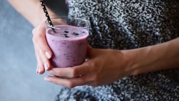 Meisje Handen Houden Glas Van Smakelijke Blueberry Smoothie Gezond Eten — Stockvideo