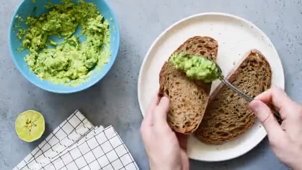Gör Avokado Smörgåsar För Hälsosam Frukost Timelapse Top Syn Människans — Stockvideo