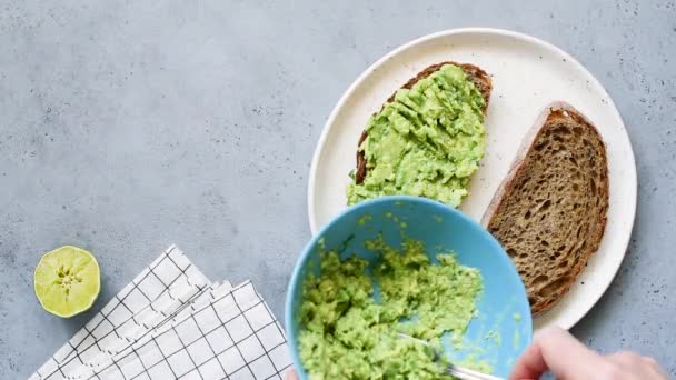 Espalhando Abacate Triturado Pão Centeio Preparação Saboroso Café Manhã Vegetariano — Vídeo de Stock