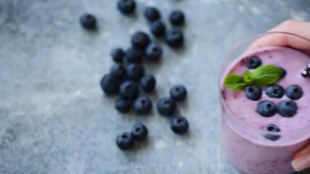 Smoothie Végétarien Acai Aux Myrtilles Violettes Verre Sur Table Manger — Video