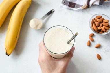Protein muz milkshake veya smoothie