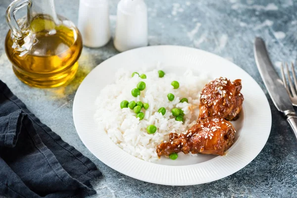 Teriyaki csirkecomb, fehér rizzsel és zöldborsó — Stock Fotó