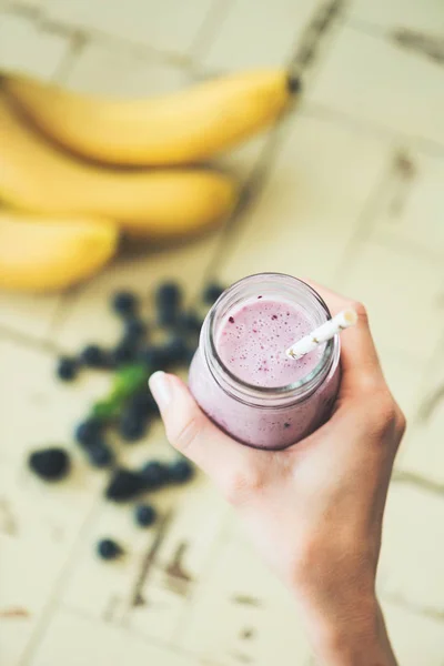 Frau hält Smoothie-Flasche in der Hand — Stockfoto