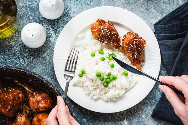 Muslos de pollo Teriyaki asados con arroz blanco y guisantes verdes — Foto de Stock