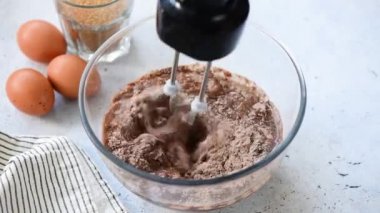 Çikolatalı kek hazırlıyorum. Bir kapta el mikseri ile yumurta, tereyağı, şeker ve süt çikolata meyilli dayak. Pişirme işlemi görüntüleri