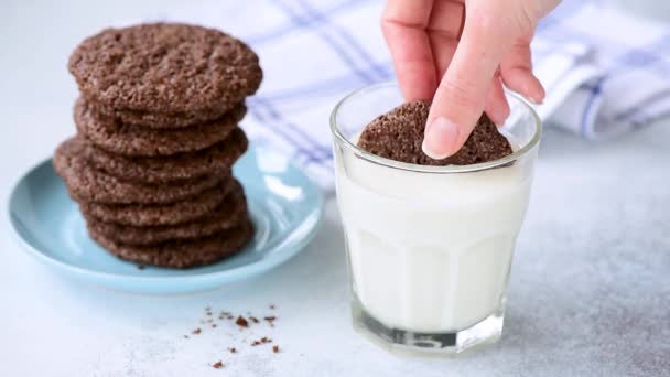Жінка Занурює Шоколадне Печиво Склянку Молока Повільний Рух — стокове відео
