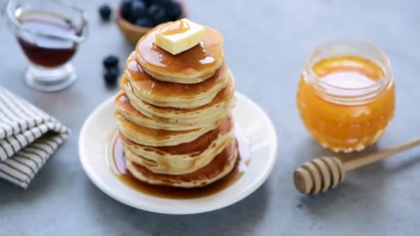 Rotating Stack Delicious Pancakes Honey Maple Syrup Butter — Stock Video