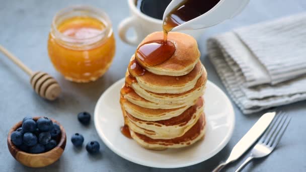 Pouring Maple Syrup Stack Delicious Buttermilk Pancakes Real Time Footage — Stock Video