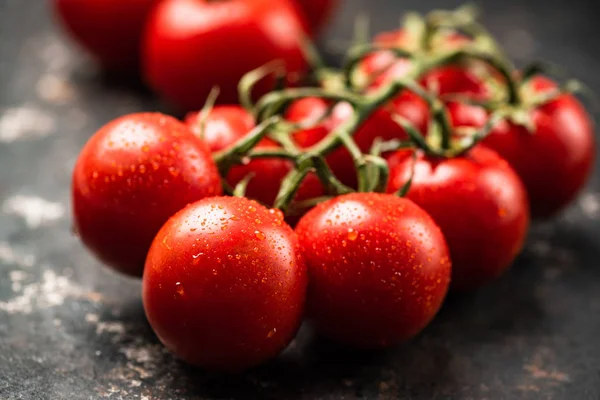 Tomatoes on vine — Stock Photo, Image