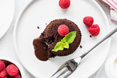 Tabak üzerinde Çikolata Lava Kek üst görünüm